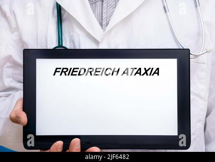 Friedreich Ataxia. Médecin présentant une maladie rare ou orpheline texte sur l'écran du comprimé Friedreich Ataxia Banque D'Images