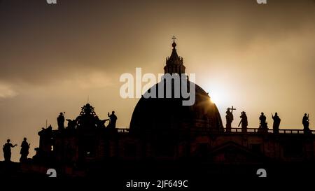 Silhouette de la basilique Saint-Pierre au coucher du soleil, Cité du Vatican, Europe. Banque D'Images