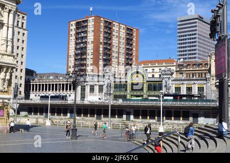 Façade de la gare de la Concordia à Bilbao, en Espagne, vue de la rive opposée du Rio de Bilbao Banque D'Images