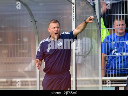 Marl, Allemagne. 29 juin 2022, entraîneur Frank KRAMER (GE) Gesture, Gesture, match d'essai de football VfB Huels - FC Schalke 04 (GE), on 29 juin 2022 à Marl/ Allemagne. #DFL les règlements interdisent toute utilisation de photographies comme séquences d'images et/ou quasi-vidéo # Â Banque D'Images