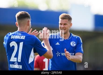 Marl, Allemagne. 29 juin 2022, jubilation Simon TERODDE (GE) avec Marvin PIERINGER l. (GE). Match de football VfB Huels - FC Schalke 04 (GE), sur 29 juin 2022 à Marl/Allemagne. #DFL les règlements interdisent toute utilisation de photographies comme séquences d'images et/ou quasi-vidéo # Â Banque D'Images