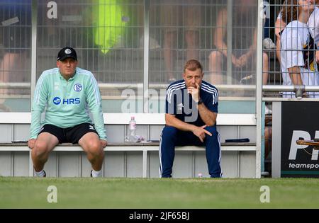 Marl, Allemagne. 29 juin 2022, entraîneur Frank KRAMER (GE) l. Co-entraîneur Mike BUESKENS (BÃ skens) (GE), match d'essai de football VfB Huels - FC Schalke 04 (GE), on 29 juin 2022 à Marl/Allemagne. #DFL les règlements interdisent toute utilisation de photographies comme séquences d'images et/ou quasi-vidéo # Â Banque D'Images