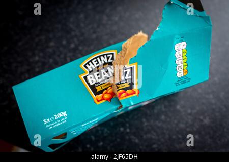 Halifax, West Yorkshire, Royaume-Uni. 30th juin 2022 Heinz a tiré ses haricots et ketchup cuits sur les tablettes de Tesco en ligne au-dessus des prix. LE conglomérat AMÉRICAIN Kraft Heinz a suspendu l’approvisionnement de certains produits vers le plus grand supermarché de Grande-Bretagne, ce qui a déclenché des écarts sur les étagères et sur le site Web de Tesco. Elle découle d'un différend entre les deux entreprises au sujet de la hausse du prix de certains produits Heinz à mesure que les coûts augmentent dans la chaîne d'approvisionnement alimentaire. Crédit : Windmill Images/Alamy Live News Banque D'Images