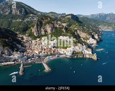 Vue d'en haut, vue imprenable sur le village d'Amalfi. Amalfi est une ville et une commune sur la côte amalfitaine dans la province de Salerne, en Italie. Banque D'Images