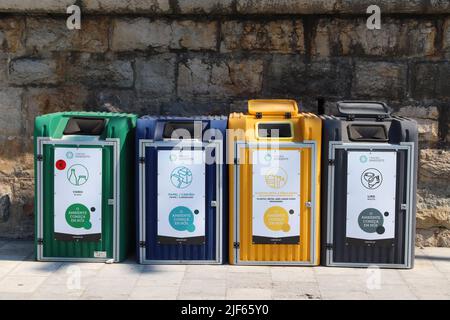 CASCAIS, PORTUGAL - 21 MAI 2018 : tri des déchets dans les conteneurs communautaires locaux de Cascais, Portugal. Banque D'Images