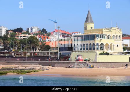 ESTORIL, PORTUGAL - 21 MAI 2018 : les gens visitent la plage de Tamariz (Praia do Tamariz) à Estoril. Le Portugal a accueilli 12,7 millions de visiteurs étrangers en 2017. Banque D'Images