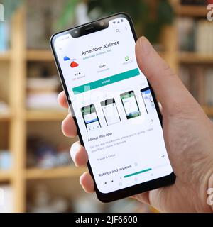 VARSOVIE, POLOGNE - 29 JANVIER 2021 : utilisateur installant l'application mobile officielle American Airlines sur un système d'exploitation Android, le smartphone Xiaomi. Banque D'Images