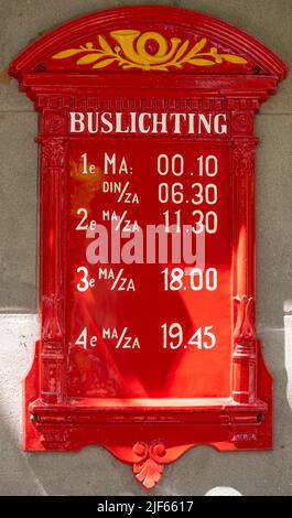 Enkhuizen, pays-Bas. Juin 2022. Ancienne boîte aux lettres et annonces au bureau de poste. Photo de haute qualité Banque D'Images