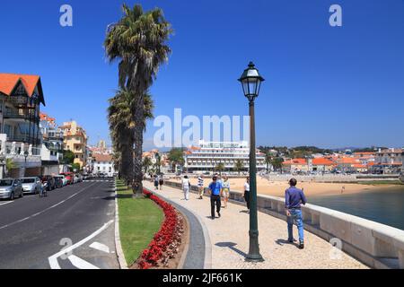 CASCAIS, PORTUGAL - 21 MAI 2018 : les touristes visitent la promenade du bord de mer dans le centre-ville de Cascais. Le Portugal a accueilli 12,7 millions de visiteurs étrangers en 2017. Banque D'Images