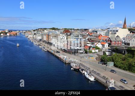 HAUGESUND, NORVÈGE - 22 JUILLET 2020 : Smedasundet Guest Harbour (gjestehavn) de la ville de Haugesund en Norvège. Haugesund est une ville de Rogaland région établir Banque D'Images