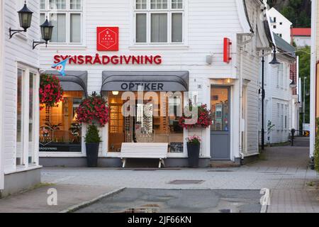 FLEKKEFJORD, NORVÈGE - 19 JUILLET 2020 : boutique d'opticiens dans la vieille ville de Flekkefjord. C'est un vieux port de pêche établi comme une municipalité en 1838. Banque D'Images