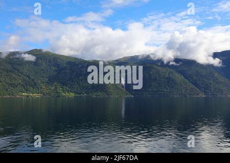 Paysage de la Norvège. Sognefjord avec des nuages bas et une cascade. Banque D'Images