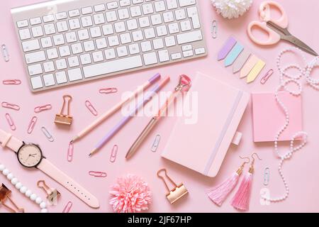 Ordinateur portable couverture rigide, accessoires scolaires rose et clavier rose clair, vue du dessus, maquette de manuel. Gilly Workplace avec bloc-notes, ciseaux, crayon, pe Banque D'Images