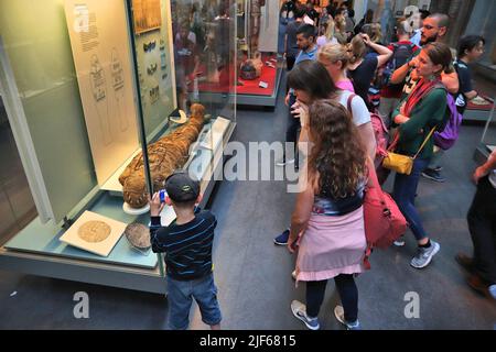 Londres, Royaume-Uni - 14 JUILLET 2019 : les touristes visitent les momies égyptiennes au British Museum, Londres. Le musée a été créé en 1753 et il a une superficie d'environ 8 mi Banque D'Images