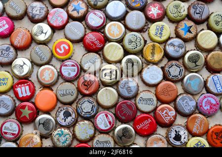 LONDRES, Royaume-Uni - 13 JUILLET 2019 : bouchons en métal pour bouteilles de bière et de boissons non alcoolisées mélangés à Londres, Royaume-Uni. Banque D'Images