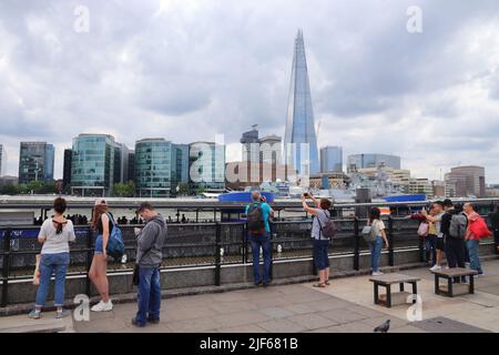 LONDRES, Royaume-Uni - 13 JUILLET 2019 : les touristes visitent le quai de la Tamise à Londres avec le bureau Shard dans la ligne d'horizon en arrière-plan. Banque D'Images