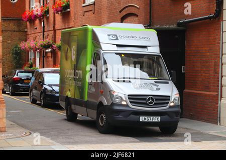 LONDRES, Royaume-Uni - 15 JUILLET 2019 : livraison d'épicerie Ocado Mercedes Sprinter van à Londres, Royaume-Uni. Ocado est un supermarché en ligne britannique uniquement. Banque D'Images