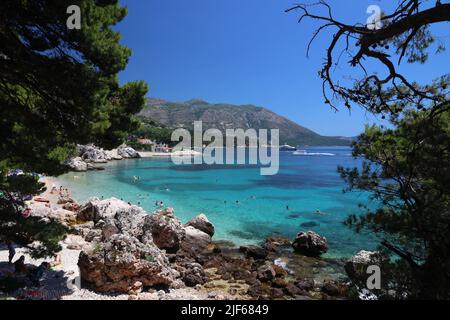 MLINI, CROATIE - 27 JUIN 2019 : les touristes apprécient les vacances d'été à Mlini près de Dubrovnik. La Croatie comptait 18.4 millions de visiteurs touristiques en 2018. Banque D'Images