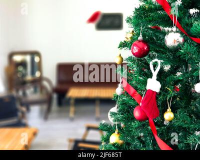 décoration de café avec cadeau sur l'arbre de Noël Banque D'Images