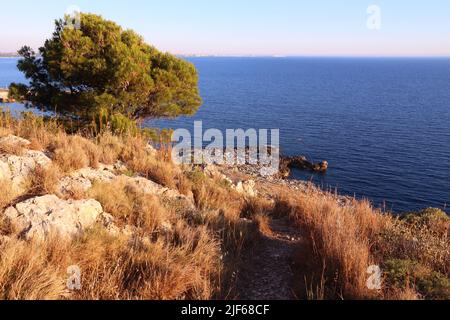 Paysage côtier du canton de Nardo dans la région d'Pouilles en Italie. Coucher de soleil sur la péninsule de Salento. Banque D'Images