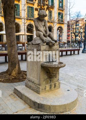 Statue de fontaine « Boy and Turtle » sur la place de l'indépendance à Gérone - Espagne Banque D'Images