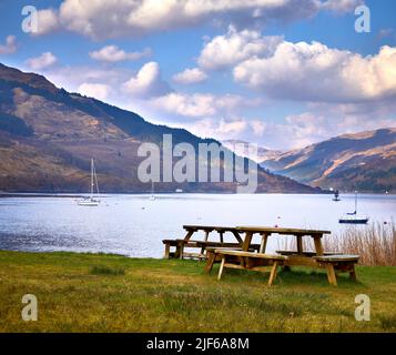 Une paire de bancs de pique-nique en bois au château de Carrick, en regardant vers le nord à travers le Loch Goil. Argyll et Bute. Écosse Banque D'Images