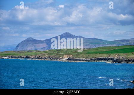 Vue sur YR eIFL sur la péninsule de Llyn sur la péninsule de Porth Dinllaen et le club de golf de Nefyn depuis le Wales Coast Path. Banque D'Images