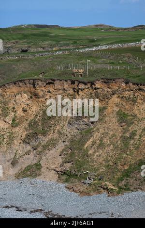 Deux bancs en haut et en bas d'une falaise près de Porth Dinllaen sur le chemin de la côte du pays de Galles. Banque D'Images