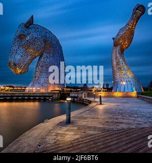 Les Kelpies sont des sculptures à tête de cheval de 30 mètres de haut réalisées par l'artiste Andy Scott et sont situées dans Helix Park Falkirk, à côté de The Forth et de Clyde Cana Banque D'Images