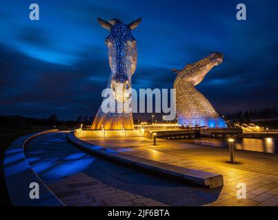 Les Kelpies sont des sculptures à tête de cheval de 30 mètres de haut réalisées par l'artiste Andy Scott et sont situées dans Helix Park Falkirk, à côté de The Forth et de Clyde Cana Banque D'Images