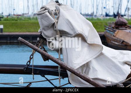 Enkhuizen, pays-Bas. Juin 2022. Gréement de navires historiques à Enkhuizen. Photo de haute qualité. Mise au point sélective. Banque D'Images