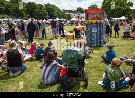 Les familles regardent un spectacle traditionnel de marionnettes Punch & Judy au Billingshurst Show à West Sussex, Royaume-Uni. Banque D'Images