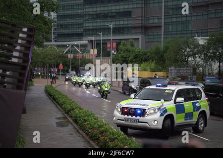 Hong Kong, 30/06/2022, le cortège de Xi Jingpings arrive à Science Park, Hong Kong. Le dirigeant chinois se trouve dans la ville de SAR pour assister à la cérémonie anniversaire de passation de pouvoir en 25th, ainsi qu'à la prestation de serment du nouveau directeur général de Hong Kongs, John Lee Banque D'Images