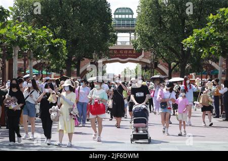 Shanghai, Chine. 30th juin 2022. Les visiteurs entrent dans le Parc Disneyland de Shanghai à Shanghai, Chine orientale, 30 juin 2022. Disneyland Shanghai a rouvert ses portes jeudi, après plus de trois mois de fermeture et la lutte de la métropole contre une épidémie de COVID-19. Les billets étaient disponibles à l'achat à partir de mercredi, car l'épidémie de COVID-19 a diminué dans la ville. Crédit: REN long/Xinhua/Alamy Live News Banque D'Images