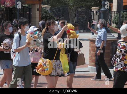 Shanghai, Chine. 30th juin 2022. Les visiteurs entrent dans le Parc Disneyland de Shanghai à Shanghai, Chine orientale, 30 juin 2022. Disneyland Shanghai a rouvert ses portes jeudi, après plus de trois mois de fermeture et la lutte de la métropole contre une épidémie de COVID-19. Les billets étaient disponibles à l'achat à partir de mercredi, car l'épidémie de COVID-19 a diminué dans la ville. Crédit: REN long/Xinhua/Alamy Live News Banque D'Images