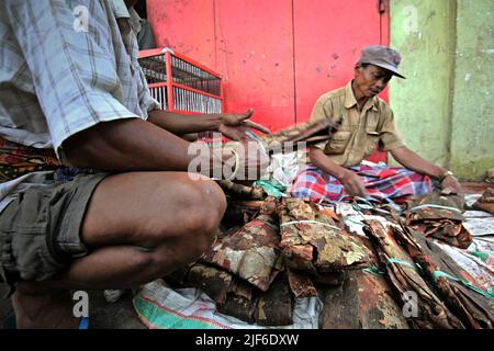 Un homme qui vend des écorces de cannelle crues au marché de Bolu, un marché traditionnel à Rantepao, Toraja Nord, Sulawesi Sud, Indonésie. Banque D'Images