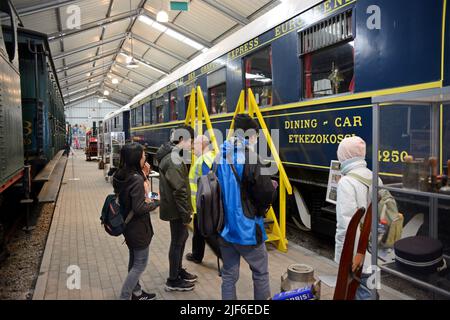 Personnes regardant la voiture-restaurant de la Compagnie internationale des wagons-Lits au Maldegem Preserved Railway, Flandre, Belgique Banque D'Images