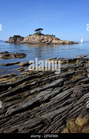 Île ou Ilots de l'Estagnol au large de la Pointe de l'Estagnol, Rock Strata sur la côte et Single Yacht Bormes-les-Mimosas Var Provence Côte-d'Azur France Banque D'Images