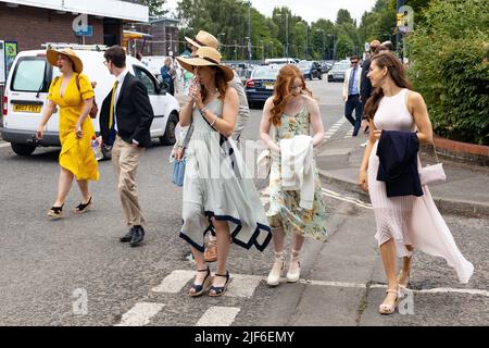 Henley, Oxfordshire, Angleterre, Royaume-Uni 29 juin 2022 Journée à la régate royale de Henley. Les femmes en chapeaux et en robes arrivent à Henley Station. Banque D'Images