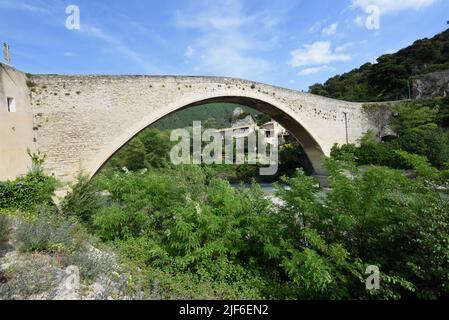 Pont médiéval Single Span, connu sous le nom de pont romain, ou Pont en pierre ancien sur la rivière Aigues Nyons Drôme Provence France Banque D'Images