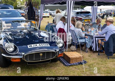 Henley, Oxfordshire, Angleterre, Royaume-Uni 29 juin 2022 Journée à la régate royale de Henley. Des voitures d'époque vous y alignent pour le célèbre pique-nique du parking Banque D'Images