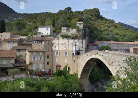 Vieille ville ou quartier historique de Nyons et son pont médiéval à une seule étendue, connu sous le nom de pont romain, Nyons Drôme Provence France Banque D'Images