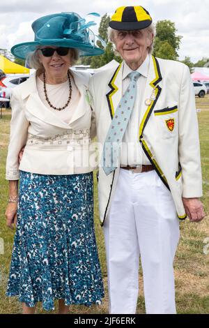 Henley, Oxfordshire, Angleterre, Royaume-Uni 29 juin 2022 Journée à la régate royale de Henley. Un couple Banque D'Images