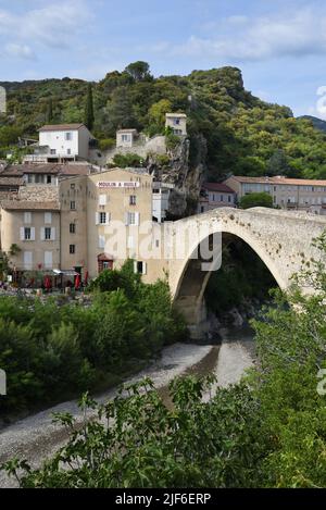 Vieille ville ou quartier historique de Nyons et son pont médiéval à une seule étendue, connu sous le nom de pont romain, Nyons Drôme Provence France Banque D'Images