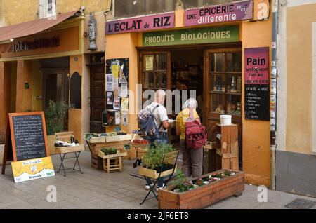 Clients ou touristes à l'extérieur d'un magasin d'alimentation santé, magasin ou épicerie Whole Foods Nyons France Banque D'Images