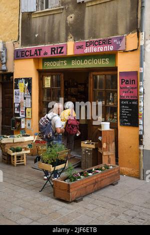 Clients ou touristes à l'extérieur d'un magasin d'alimentation santé, magasin ou épicerie Whole Foods Nyons France Banque D'Images