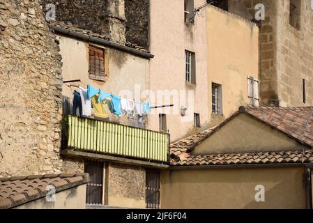 Linge ou linge séchage sur la ligne de lavage ou la ligne de vêtements sur balcon dans la vieille ville ou le quartier historique de Nyons Drôme Provence France Banque D'Images