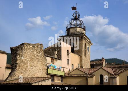 Beffroi ou Tour du clocher et Campanile de l'église Saint-Vincent dans la vieille ville de Nyons Drôme Provence France Banque D'Images