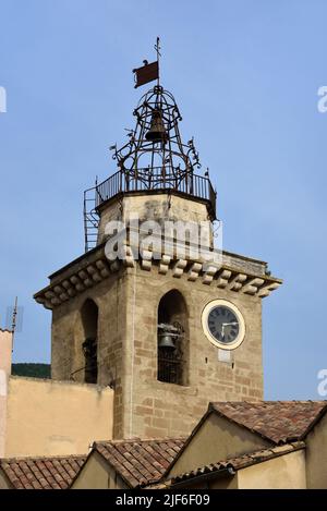 Beffroi ou Tour du clocher et Campanile de l'église Saint-Vincent dans la vieille ville de Nyons Drôme Provence France Banque D'Images