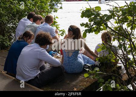 Henley, Oxfordshire, Angleterre, Royaume-Uni 29 juin 2022 Journée à la régate royale de Henley. Les spectateurs tracent la voie de remorquage le long de la rivière Banque D'Images